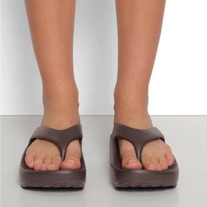 SKIMS MOLDED THONG SANDAL